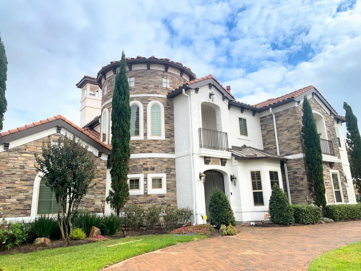 River Oaks home exterior with crisp new finish after restoration
